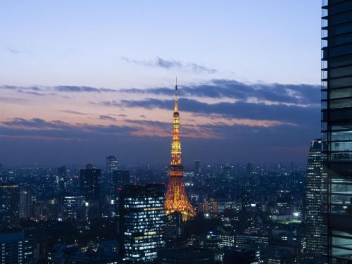 Suite Junior con cama extragrande del hotel The Royal Park Iconic Tokyo Shiodome. Foto 4