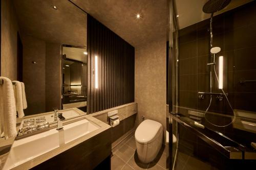 Habitación 38F con acceso al salón - Cama extragrande - Planta executive del hotel The Royal Park Iconic Tokyo Shiodome. Foto 5