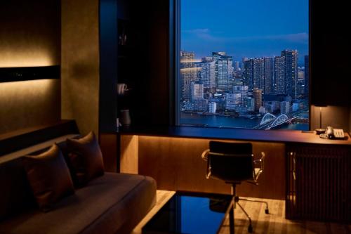 Habitación Doble Hollywoof 38F con acceso al salón - 2 camas - Planta executive del hotel The Royal Park Iconic Tokyo Shiodome. Foto 5