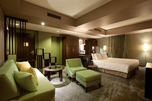 Suite Junior con acceso al salón - Cama extragrande - Planta premium del hotel The Royal Park Iconic Tokyo Shiodome. Foto 7