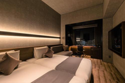 Habitación Doble Hollywoof 38F con acceso al salón - 2 camas - Planta executive del hotel The Royal Park Iconic Tokyo Shiodome. Foto 4