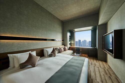 Habitación 38F con acceso al salón - Cama extragrande - Planta executive del hotel The Royal Park Iconic Tokyo Shiodome. Foto 8