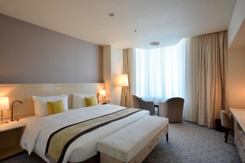 Suite Ático Doble - Planta superior del Edificio Torre Del 31 de diciembre al 2 de enero, se espera que los restaurantes estén concurridos, y la disponibilidad estará sujeta a la capacidad. del hotel Imperial , Tokyo. Foto 1