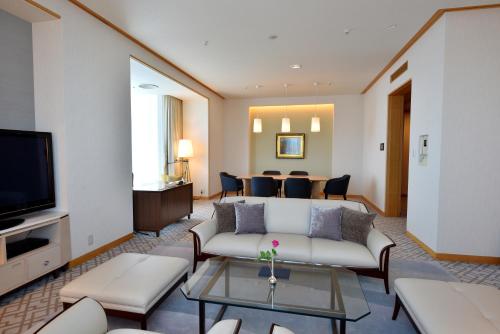 Suite Ático Doble - 2 camas - Planta superior del Edificio Torre Del 31 de diciembre al 2 de enero, se espera que los restaurantes estén concurridos, y la disponibilidad estará sujeta a la capacidad. del hotel Imperial , Tokyo. Foto 1