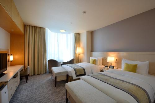 Suite Ático Doble - 2 camas - Planta superior del Edificio Torre Del 31 de diciembre al 2 de enero, se espera que los restaurantes estén concurridos, y la disponibilidad estará sujeta a la capacidad. del hotel Imperial , Tokyo. Foto 2