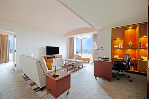 Suite Doble Esquinera con vistas a Ginza - 2 camas - Planta superior del Edificio Torre El día 2 de enero, se espera que los restaurantes estén concurridos, y la disponibilidad estará sujeta a la capacidad. El check - in en el hotel se puede hacer a del hotel Imperial , Tokyo. Foto 5