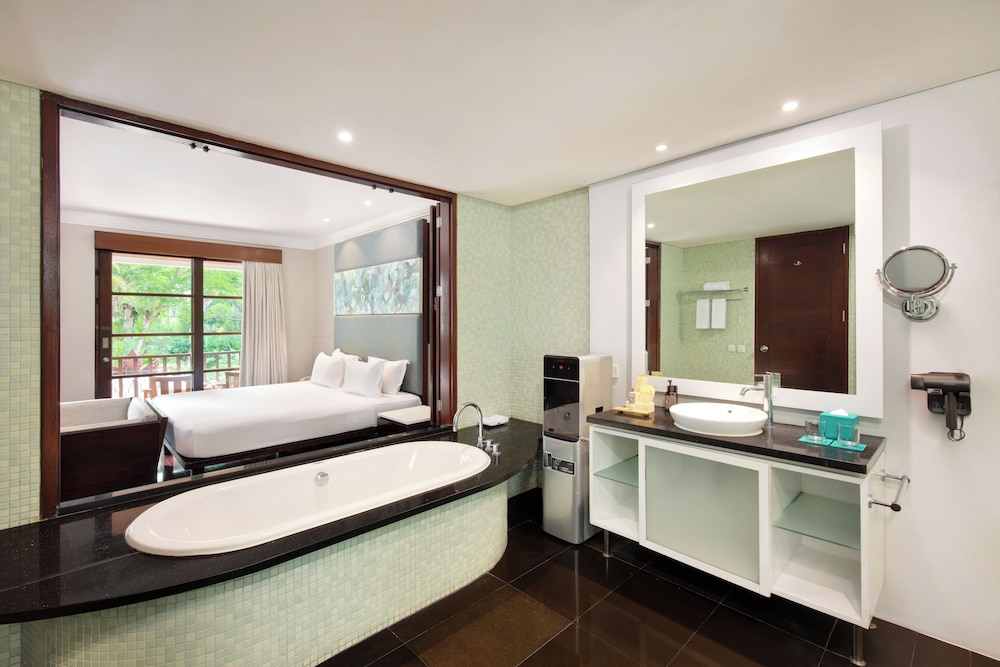 Habitación Deluxe con Cama King y Balcón del hotel Novotel Bali Nusa Dua Hotel & Residence. Foto 2