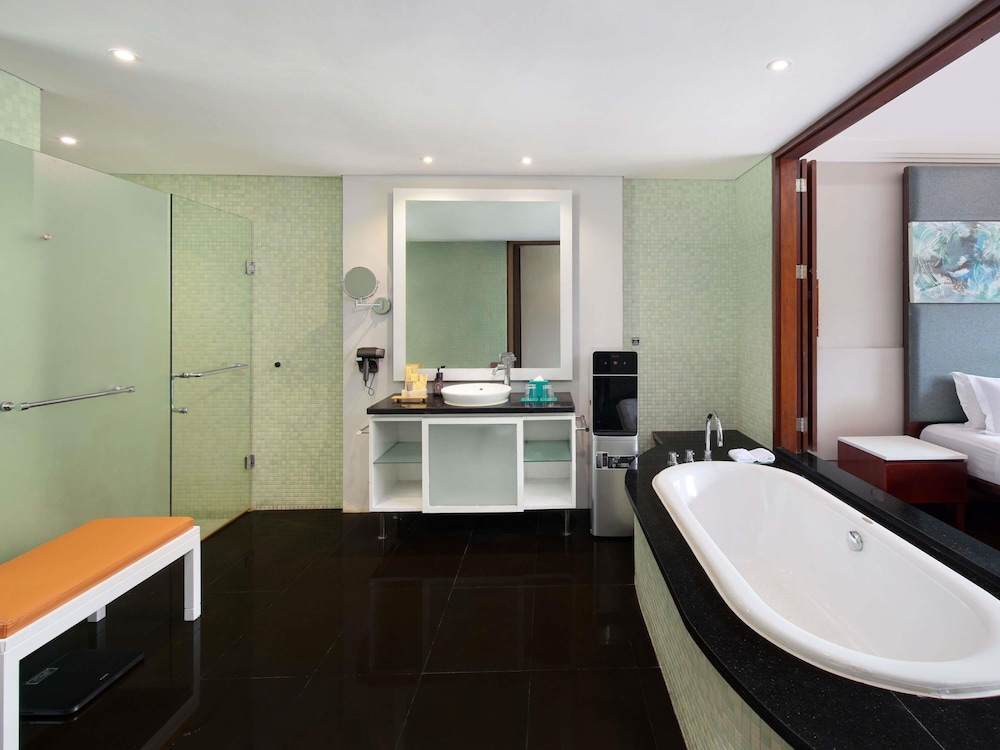 Habitación Deluxe con Cama King y Balcón del hotel Novotel Bali Nusa Dua Hotel & Residence. Foto 3