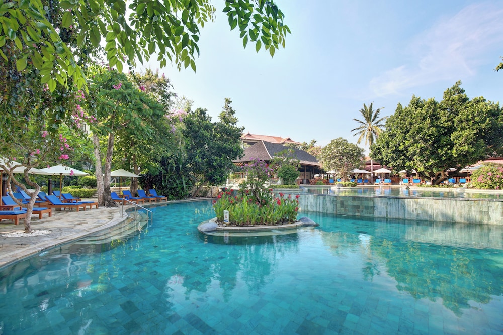 Habitación Deluxe con Cama King, Vista a la Piscina y Balcón del hotel Novotel Bali Nusa Dua Hotel & Residence. Foto 6