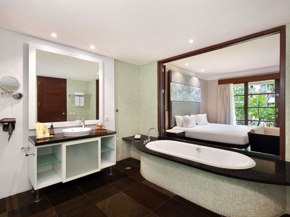 Suite Apartamento de 3 Dormitorios, 1 Cama King y 4 Camas Individuales, con Terraza Privada del hotel Novotel Bali Nusa Dua Hotel & Residence. Foto 2