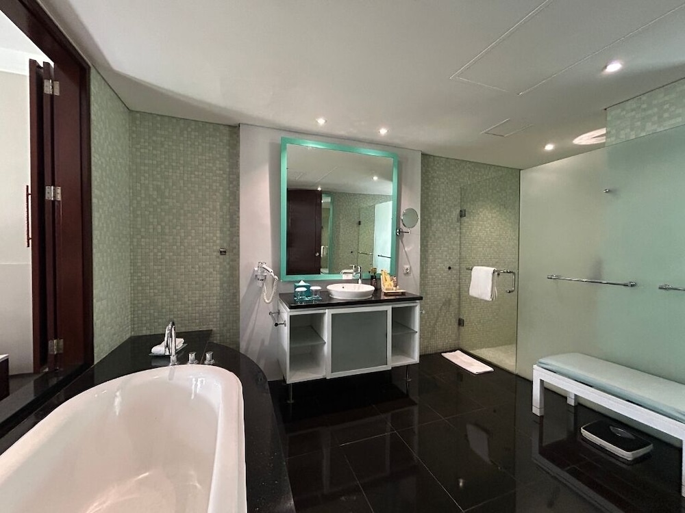 Suite Apartamento de 3 Dormitorios, 1 Cama King y 4 Camas Individuales, con Terraza Privada del hotel Novotel Bali Nusa Dua Hotel & Residence. Foto 17