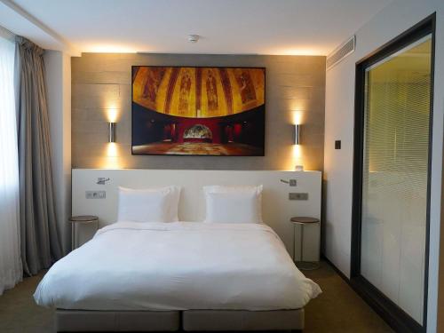 Suite Familiar Junior con cama extragrande y sofá cama del hotel Pullman Paris Tour Eiffel