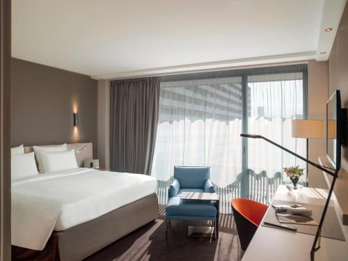 Habitación Clásica con balcón y vistas al jardín - Cama extragrande del hotel Pullman Paris Tour Eiffel