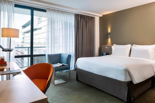 Habitación Clásica con balcón y vistas al jardín - Cama extragrande del hotel Pullman Paris Tour Eiffel. Foto 1