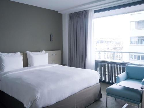 Habitación Clásica con cama extragrande - Lado del jardín del hotel Pullman Paris Tour Eiffel. Foto 4