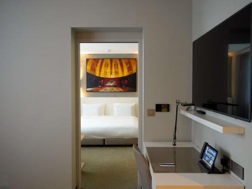 Suite Familiar Junior con cama extragrande y sofá cama del hotel Pullman Paris Tour Eiffel. Foto 2