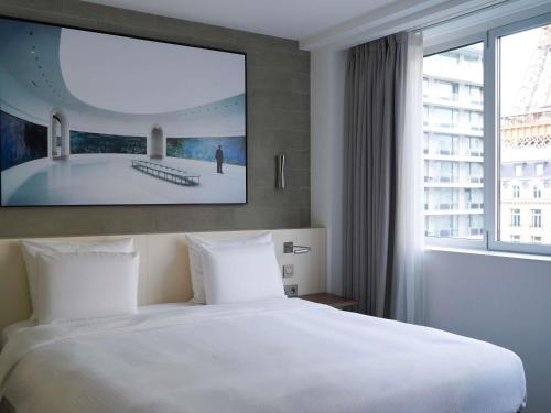 Suite Junior con sofá cama y vistas a la Torre Eiffel - 1 cama extragrande del hotel Pullman Paris Tour Eiffel. Foto 1