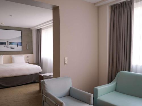 Suite Junior con sofá cama y vistas a la Torre Eiffel - 1 cama extragrande del hotel Pullman Paris Tour Eiffel. Foto 3