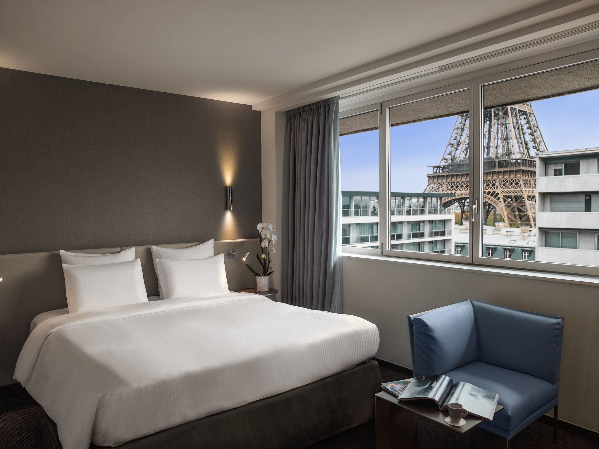 Habitación Superior con cama extragrande - Vistas a la Torre Eiffel del hotel Pullman Paris Tour Eiffel. Foto 3