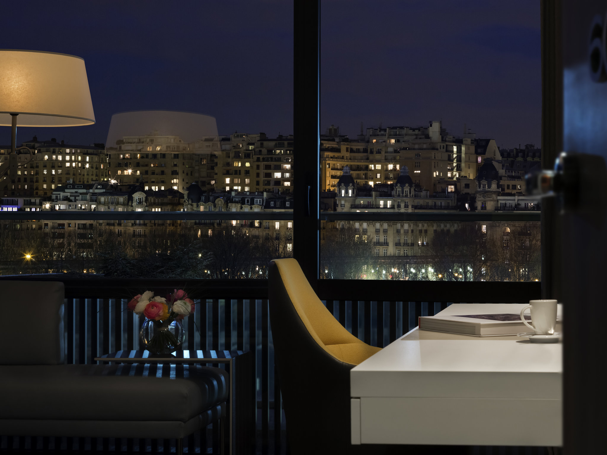 Habitación Doble Deluxe con sofá, balcón y vistas a la Torre Eiffel - 2 camas del hotel Pullman Paris Tour Eiffel. Foto 2