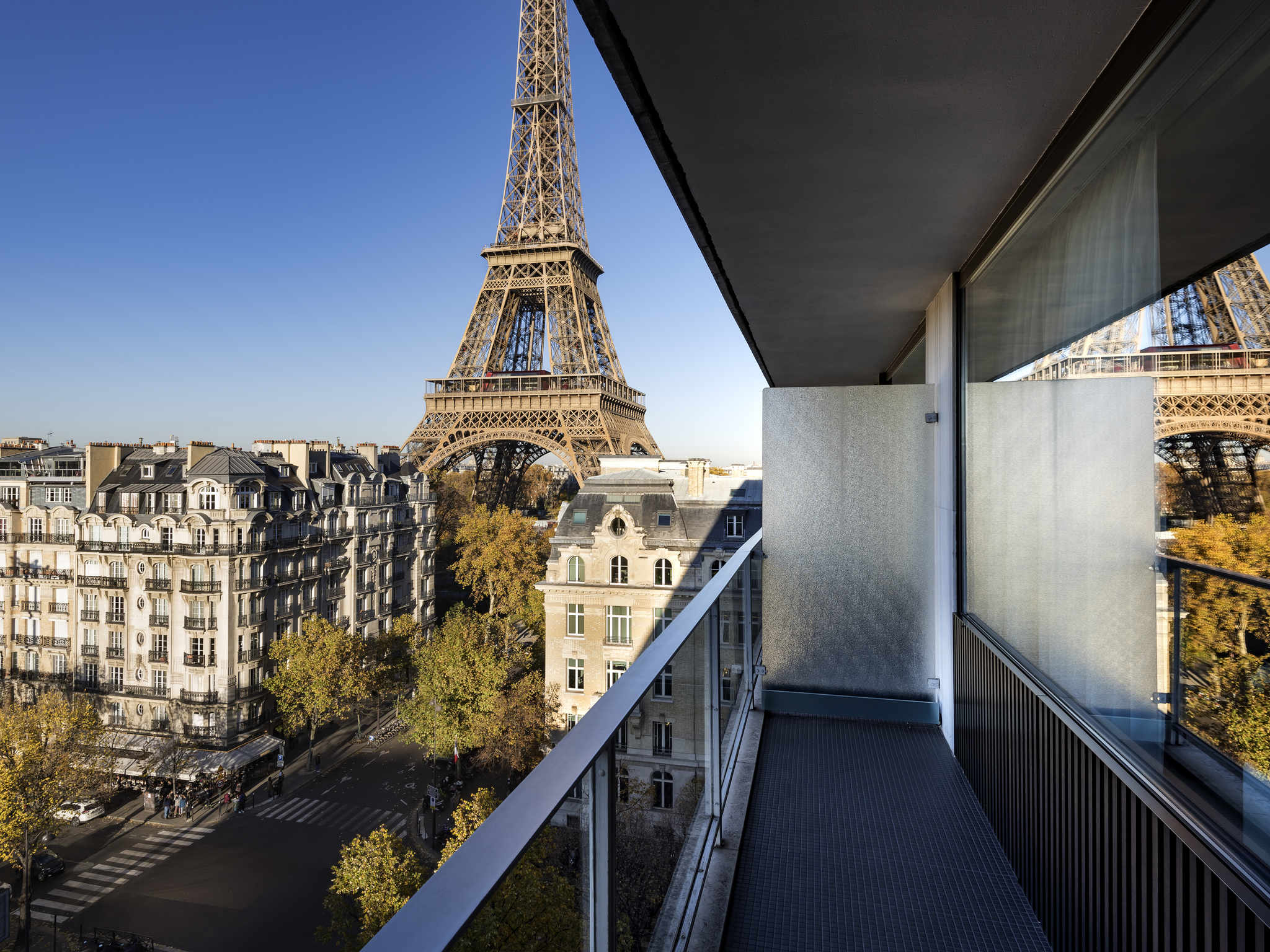 Habitación Doble Deluxe con sofá, balcón y vistas a la Torre Eiffel - 2 camas del hotel Pullman Paris Tour Eiffel. Foto 3