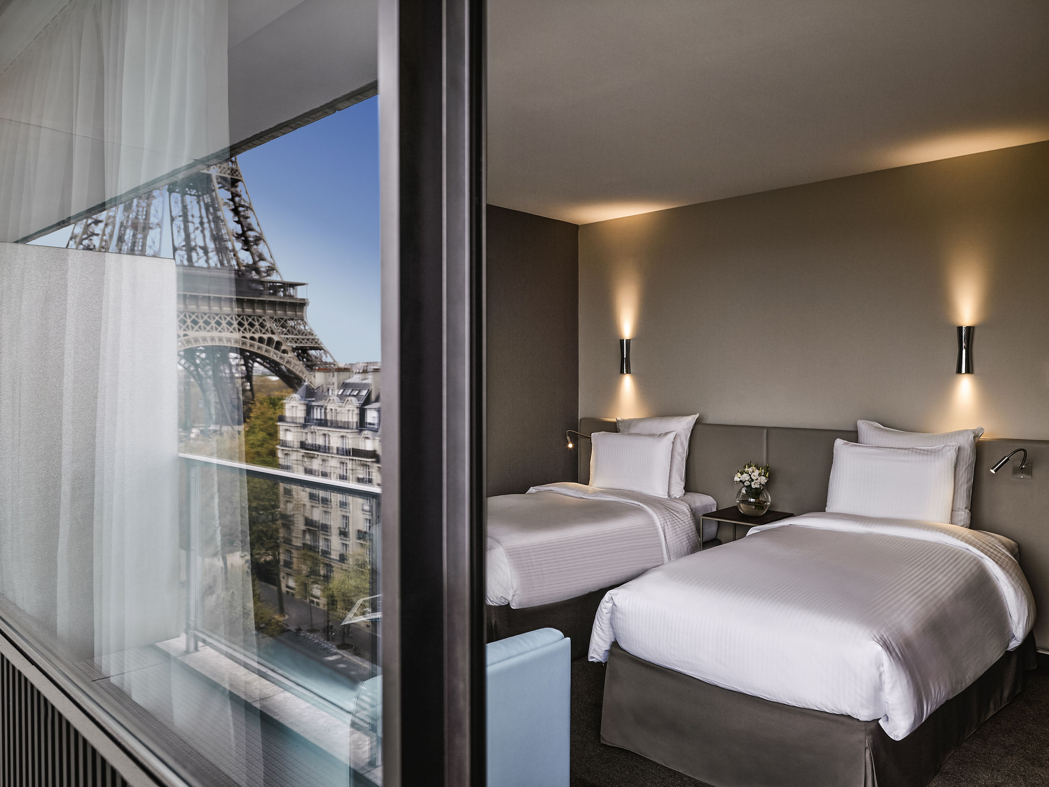 Habitación Doble Deluxe con sofá, balcón y vistas a la Torre Eiffel - 2 camas del hotel Pullman Paris Tour Eiffel. Foto 4