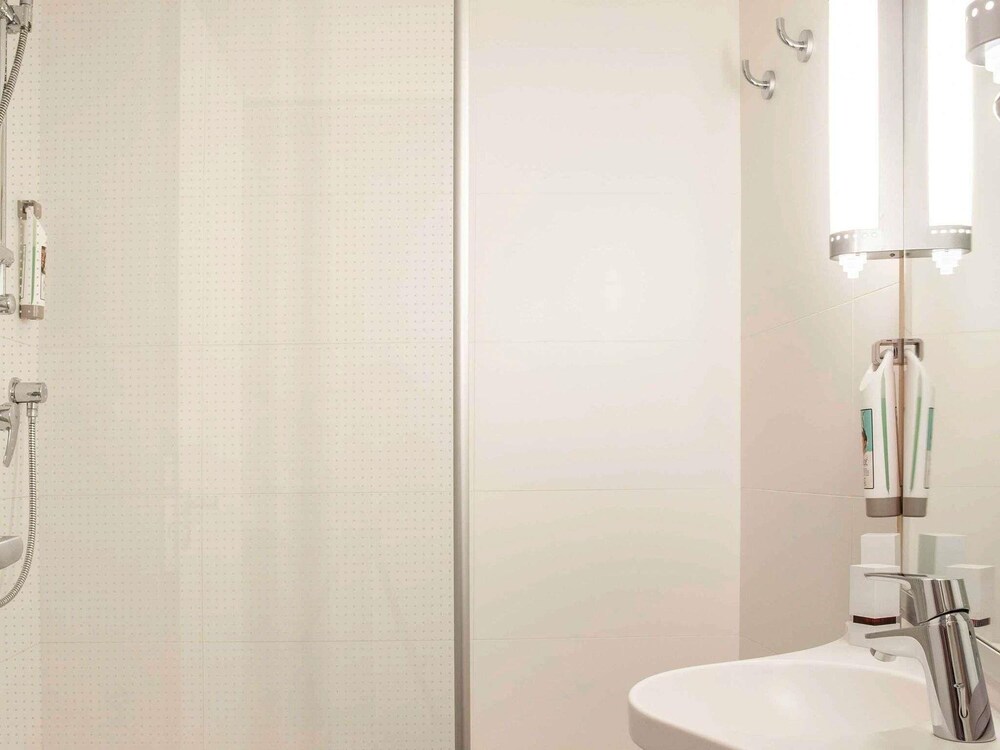 Habitación estándar, 1 cama doble del hotel Ibis Barcelona Cornella. Foto 1