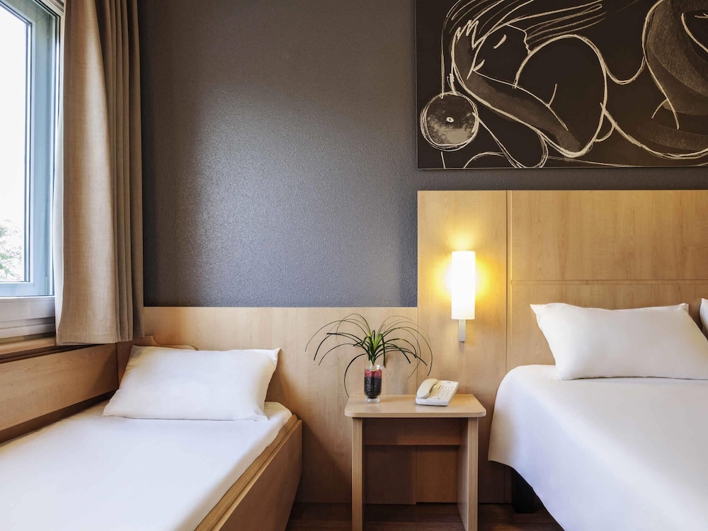 Habitación, varias camas del hotel Ibis Barcelona Cornella