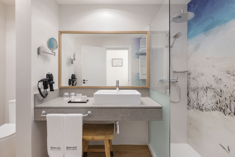 Junior suite 1 Cama king del hotel Barcelo Lanzarote Active Resort. Foto 1