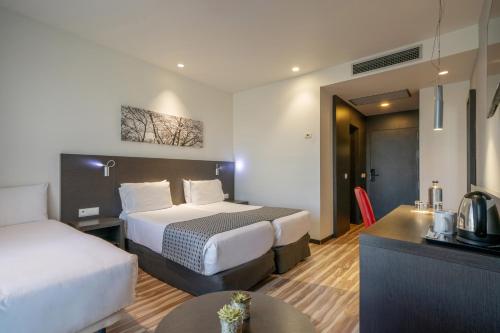 Habitación Doble con cama supletoria del hotel Eurostars Arenas De Pinto. Foto 3