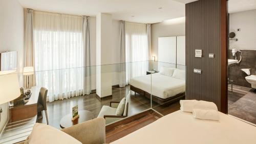 Habitación triple 1 Cama queen Sofá Cama incluido del hotel Sercotel Coliseo