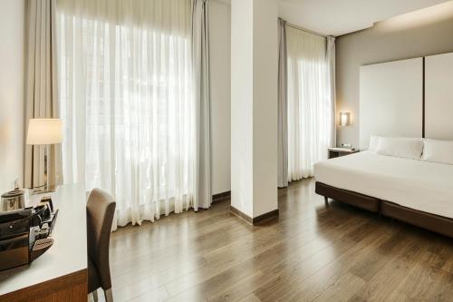 Habitación triple 1 Cama queen Sofá Cama incluido del hotel Sercotel Coliseo. Foto 3
