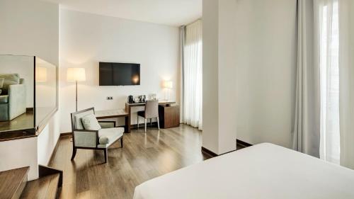 Habitación triple 1 Cama queen Sofá Cama incluido del hotel Sercotel Coliseo. Foto 4