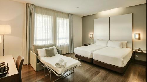 Habitación Triple del hotel Sercotel Coliseo. Foto 6