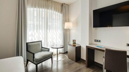 Habitación Doble Estándar - 1 o 2 camas del hotel Sercotel Coliseo. Foto 8