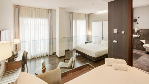 Habitación triple 1 Cama queen Sofá Cama incluido del hotel Sercotel Coliseo. Foto 6