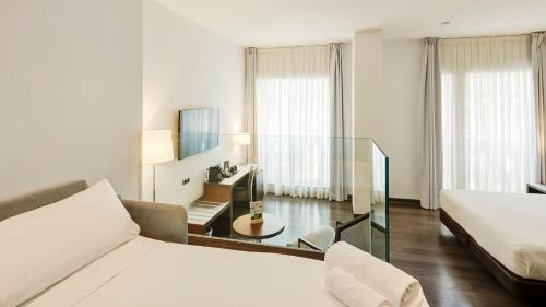 Habitación triple 1 Cama queen Sofá Cama incluido del hotel Sercotel Coliseo. Foto 8