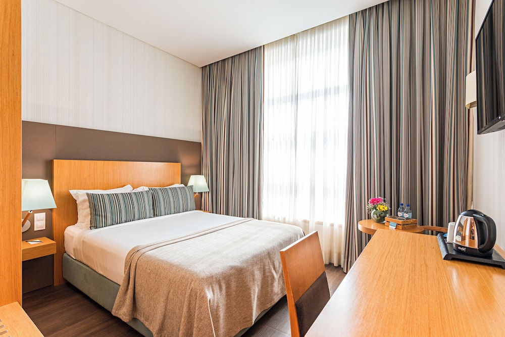 Habitación superior, 1 cama doble del hotel Mercure Lisboa Almada. Foto 3