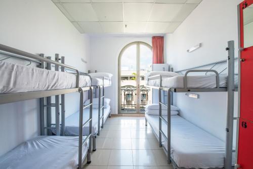 Cama en habitación compartida mixta con 6 camas y baño privado del hotel Safestay Barcelona Passeig De Gracia. Foto 3
