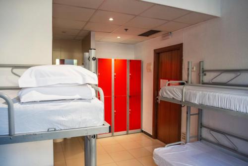 Cama en habitación compartida mixta de 8 camas con baño del hotel Safestay Barcelona Passeig De Gracia. Foto 1
