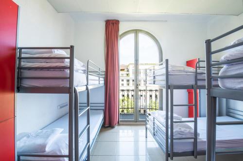 Cama en habitación compartida mixta de 12 camas con baño del hotel Safestay Barcelona Passeig De Gracia