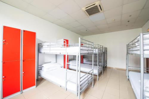 Cama en habitación compartida mixta con baño compartido y 10 camas del hotel Safestay Barcelona Passeig De Gracia