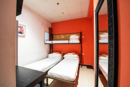 Habitación Triple con baño del hotel Safestay Barcelona Passeig De Gracia. Foto 3