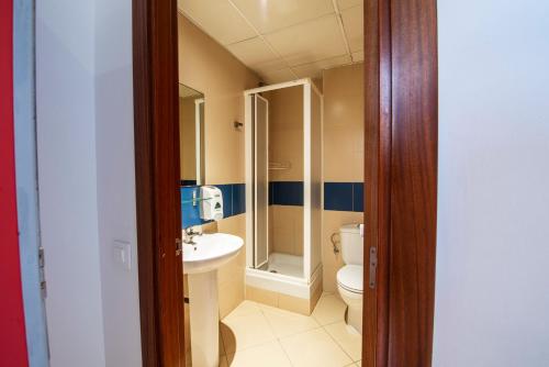 Habitación privada de 6 camas con baño del hotel Safestay Barcelona Passeig De Gracia. Foto 1