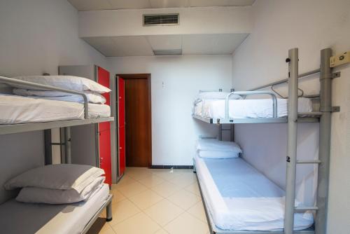 Cama en habitación compartida femenina de 4 camas con baño del hotel Safestay Barcelona Passeig De Gracia. Foto 2