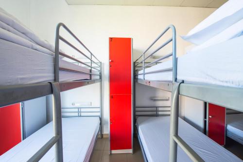 Habitación privada de 14 camas con baño compartido del hotel Safestay Barcelona Passeig De Gracia. Foto 1