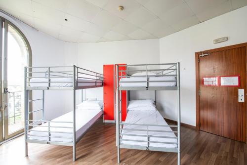Habitación privada de 10 camas con baño compartido del hotel Safestay Barcelona Passeig De Gracia. Foto 7