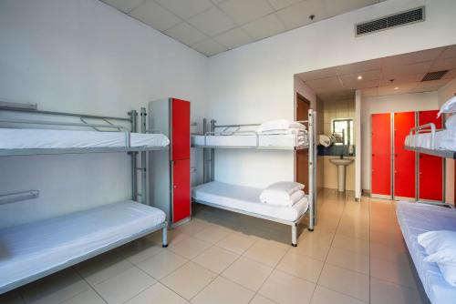 Habitación privada de 8 camas con baño del hotel Safestay Barcelona Passeig De Gracia
