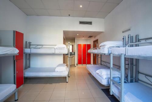 Habitación privada de 8 camas con baño del hotel Safestay Barcelona Passeig De Gracia. Foto 4