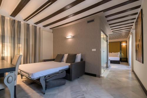 Habitación Doble con cama supletoria del hotel Palacio Marqués De Arizón. Foto 6